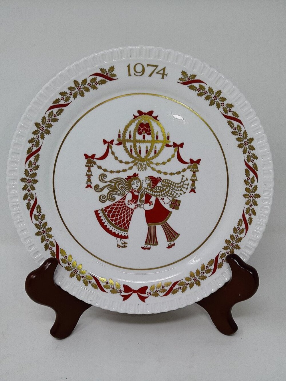 Vintage Spode 1974 Holiday Decorative Plate in White, Red and Gold